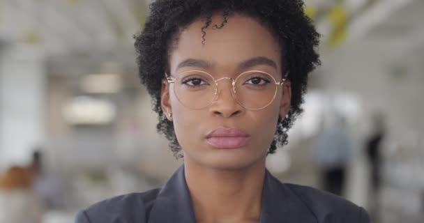 Portrait of young businesswoman looking to camera. — Stock Video