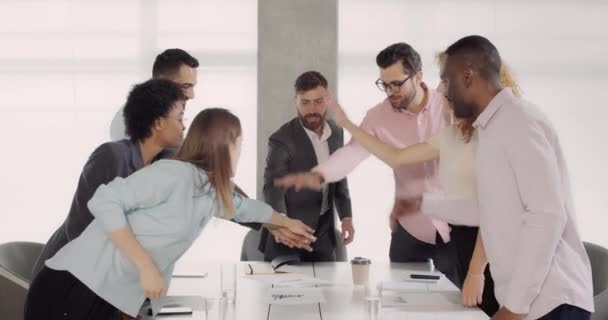 Empleados multiétnicos haciendo porristas de equipo . — Vídeo de stock