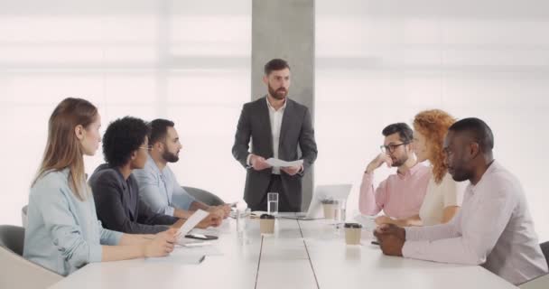Boze mannelijke ceo praten met multi-etnische werknemers. — Stockvideo