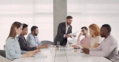 Çılgın erkek patron çok ırklı çalışan grubuna bağırıyor ve şirket toplantısını bitiriyor. Erkek şef, çalışanlarının kötü işlerinden memnun değil. İş anlayışı, sinir bozukluğu..