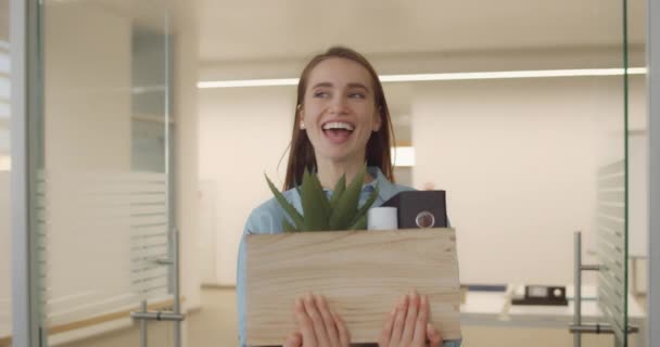 Emocionado aprendiz chica conseguir la promoción y caminar con las cosas en caja. Vista frontal de los trabajadores de oficina oliendo felicitar a la mujer en el primer día de trabajo nuevo. Concepto de trabajo, carrera y éxito . — Vídeo de stock