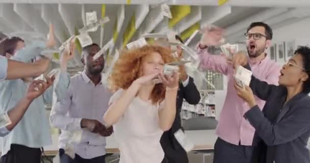 Kantoormedewerkers in formele kleren grappig dansen en verspreiden van geld, terwijl verheugen succes. Verheugde groep van mannelijke en vrouwelijke personeelsleden viert ondertekening van nieuw contract. — Stockvideo