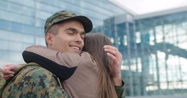Κοντινό πλάνο του στρατιωτικού που αγκαλιάζει τη σύζυγο. — Αρχείο Βίντεο