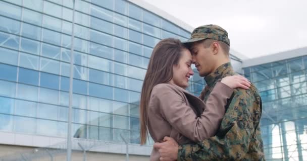 Encuentro romántico de soldado y su esposa . — Vídeo de stock