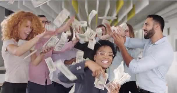 Gros plan du personnel souriant dansant tout en jetant de l'argent au bureau moderne. Une équipe de jeunes collaborateurs diversifiés s'amusent, sautent, se réjouissent de la victoire sur l'espace de travail. Concept d'entreprise prospère .