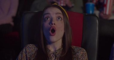 Bin yıllık kadının sandalyeye oturması ve filmdeki heyecan verici ana huşu ile yaklaşması. Sinemada film izleyen güzel bir kız ağzı açık ve koca gözlü. Eğlence.
