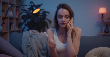 Genç heyecanlı kadın, hazır olmayan erkek arkadaşına hamilelik haberini veriyor. Mutlu kız koltukta oturup hamilelik testi yaptırıyor ve telefonda konuştuktan sonra üzülüyor..