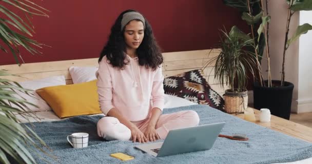 Belle jeune femme afro-américaine faisant de l'exercice de yoga et de regarder des leçons de tutoriel sur ordinateur portable à la maison — Video