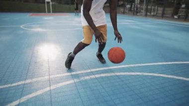 Genç Afro-Amerikan Sporcu Düşük Görüş Basketbol Eğitimi var. Kafkasyalı adam top sürüyor, Şehir Spor Salonu 'nda top atıyor ve sayı yapıyor. Sağlıklı Yaşam Tarzı ve Spor Konsepti.