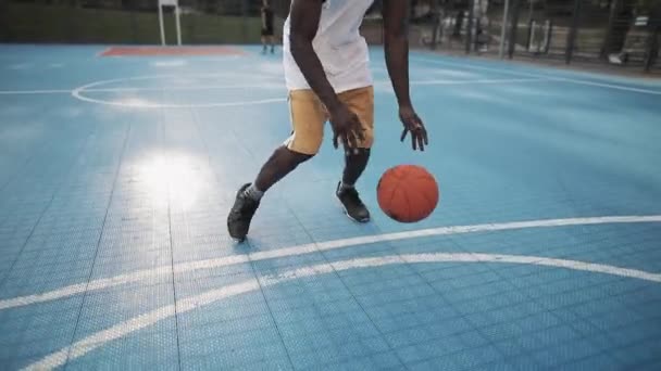 Low View of Young Afro American Athlete tiene entrenamiento de baloncesto. Caucásico Guy Dribbling a Ball, Throwing and Scoring on the Urban Street Sports Basketball Court. Concepto de estilo de vida saludable y deporte . — Vídeos de Stock