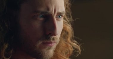 Genç yakışıklıların sanat objesi yaratma görüntülerine yakından bakın. Uzun saçlı ve mavi gözlü Milenyum adamı. El yapımı sanat ve yaratıcılık kavramı.