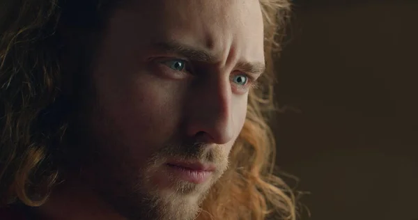 Genç yakışıklıların sanat objesi yaratma görüntülerine yakından bakın. Uzun saçlı ve mavi gözlü Milenyum adamı. El yapımı sanat ve yaratıcılık kavramı.