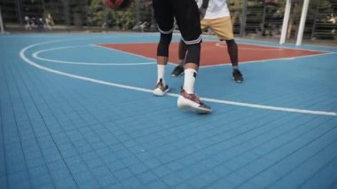 Kamera Düşük Görünümü: Basketbol oynayan İki Aktif Adam, Top Tutma, Sokak Spor Basketbol Sahasında Bire Bir. Rekabet Ruhu. Sağlıklı Yaşam Tarzı ve Spor Konsepti.
