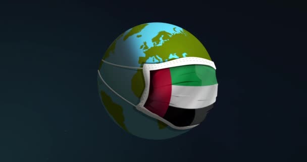 Erdglobus atmet, während er eine medizinische Gesichtsmaske mit der Flagge der Vereinigten Arabischen Emirate zum Schutz vor Bakterien oder Viren trägt. Konzept des pandemischen Coronavirus. Vereinzelt auf schwarzem Hintergrund. — Stockvideo