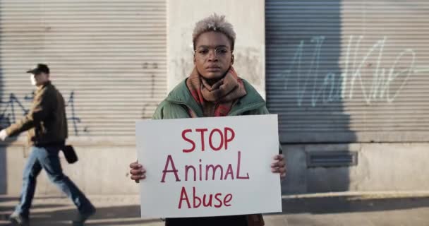 Lvov, Ukrajina - 27. listopadu 2019: Dívka protestuje proti týrání zvířat. Znak ženy se stopami týrání zvířat. Čas vypršel. Protest proti krutosti.Dav pozadí. — Stock video