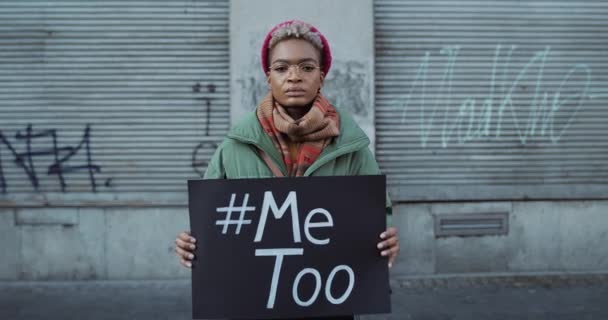 Львов, Украина - 27 ноября 2019 года: Прошло время молодой женщины с плакатом MeToo, стоящей на улице. Молодая девушка поддерживает меня тоже движение, пока толпа людей проходит мимо . — стоковое видео