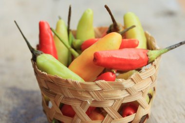 Ahşap üzerinde taze biber