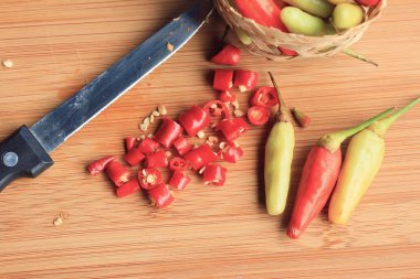 Ahşap üzerinde taze biber