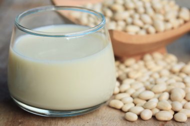 Beyaz börülce soya sütü ile