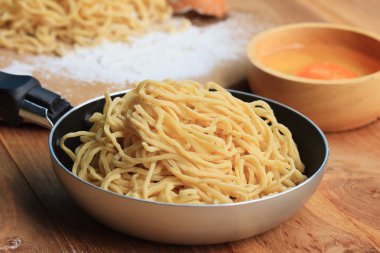 yumurta ile yumurta noodles