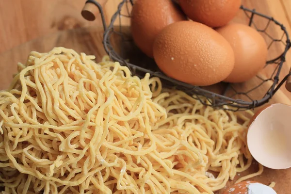 Fideos de huevo con huevo —  Fotos de Stock