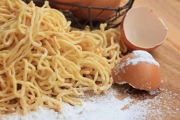 Egg noodles with egg — Stock Photo, Image