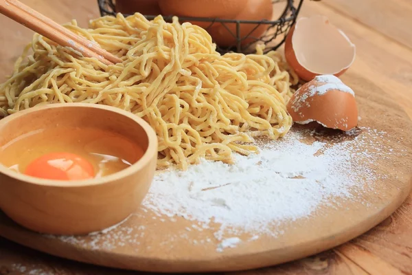 Fideos de huevo con huevo —  Fotos de Stock