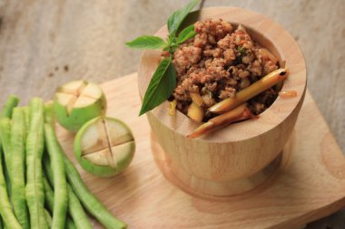 baharatlı biber kıyılmış domuz