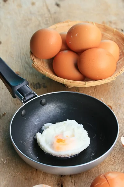 Huevo frito con fresco —  Fotos de Stock