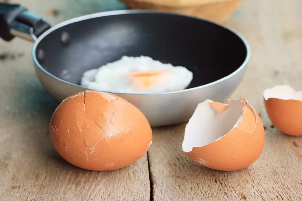 Жареное яйцо со свежим — стоковое фото