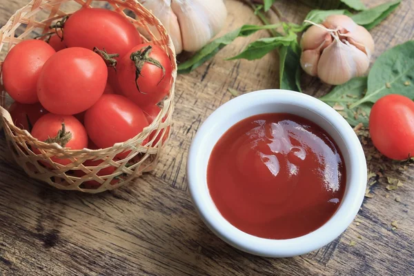 Tomato sauce with fresh — Stock Photo, Image