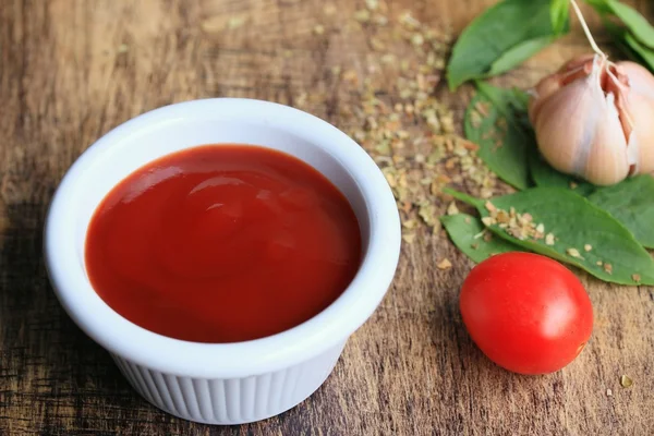 Tomato sauce with fresh — Stock Photo, Image