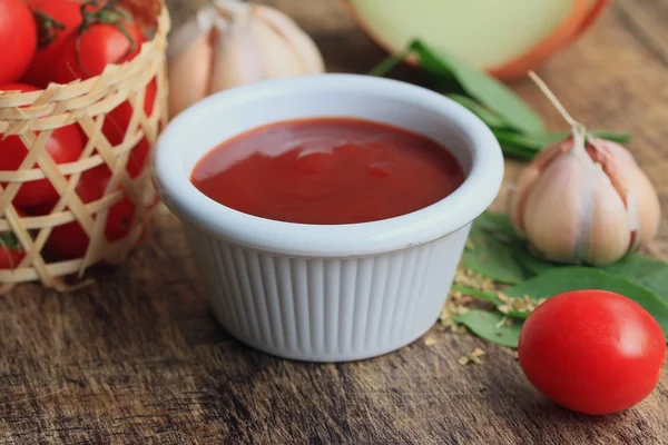 Molho de tomate com fresco — Fotografia de Stock