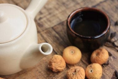 kuru incir ve sıcak çay