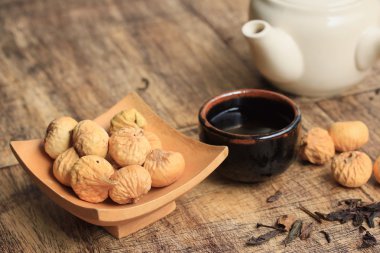 kuru incir ve sıcak çay