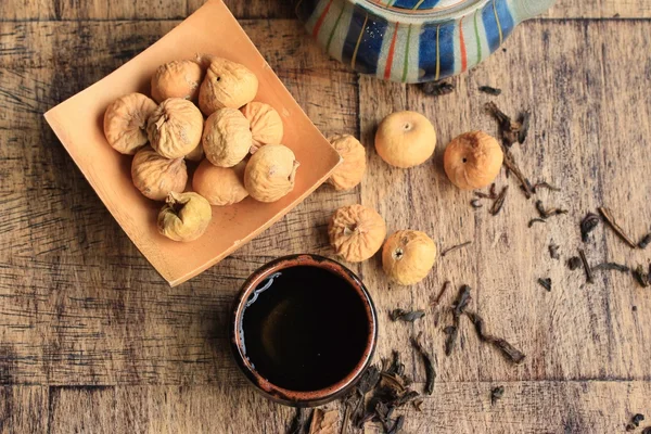 dried figs and hot tea