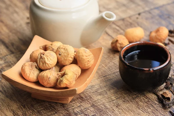 dried figs and hot tea