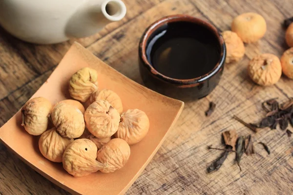 dried figs and hot tea