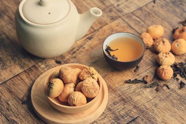 kuru incir ve sıcak çay