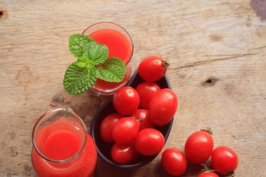 taze domates ve meyve suyu