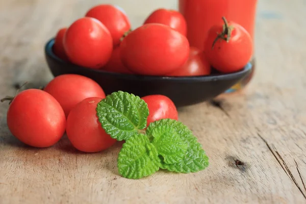 Čerstvá rajčata a šťáva — Stock fotografie