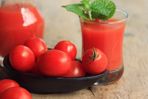 Taze domates ve meyve suyu — Stok fotoğraf