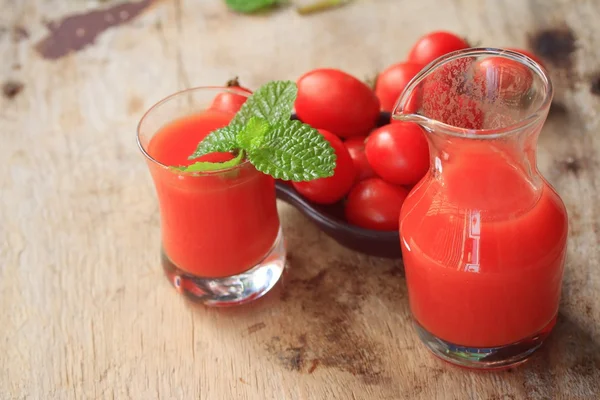 Taze domates ve meyve suyu — Stok fotoğraf