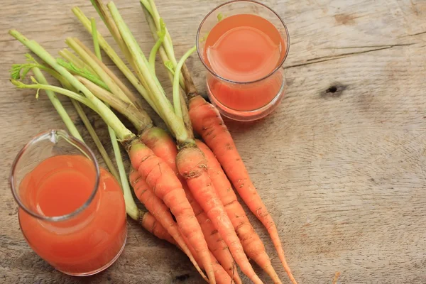 Свежая морковь с соками — стоковое фото