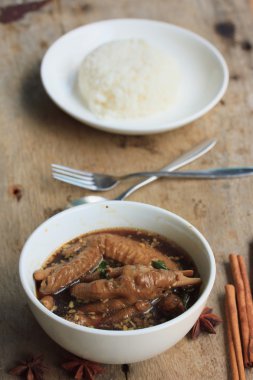 tavuk Çin yemeği ihtiva eder.