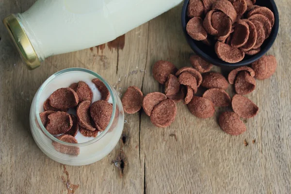 Chocolate con leche fresca hojuela de maíz — Foto de Stock