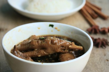 tavuk Çin yemeği ihtiva eder.