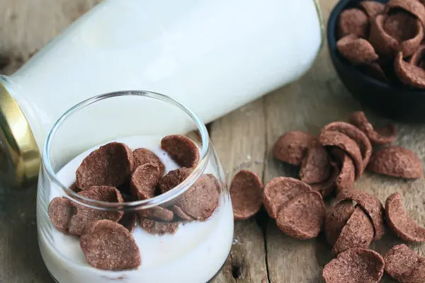 Chocolate con leche fresca hojuela de maíz — Foto de Stock