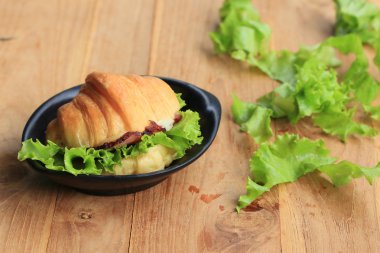 lezzetli kruvasan jambon peynir