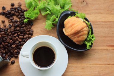 kruvasan sıcak kahve ile